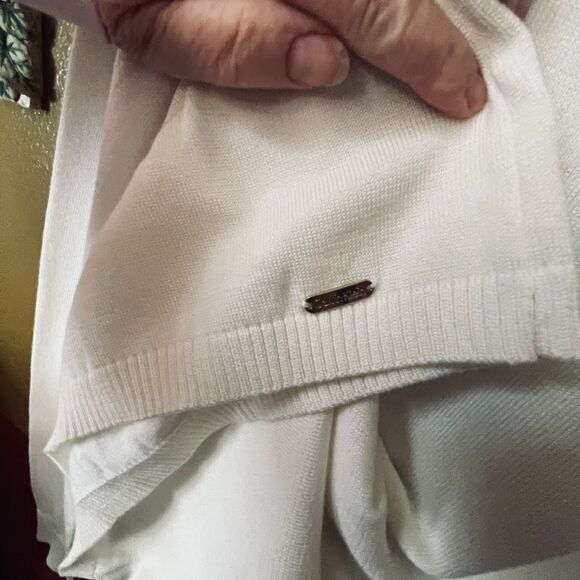 Calvin Klein size M cream and gold lightweight sweater. - Picture 4 of 7